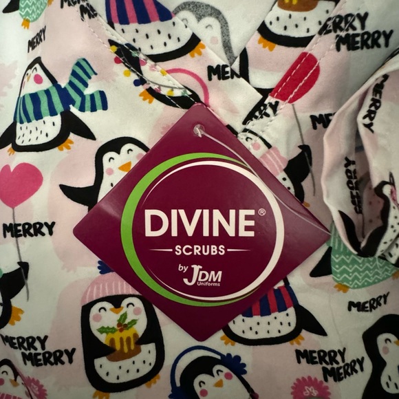 NEW DIVINE Scrubs Merry Penguins V-NECK Christmas Slimming 2X Black inserts NWT - Picture 4 of 5